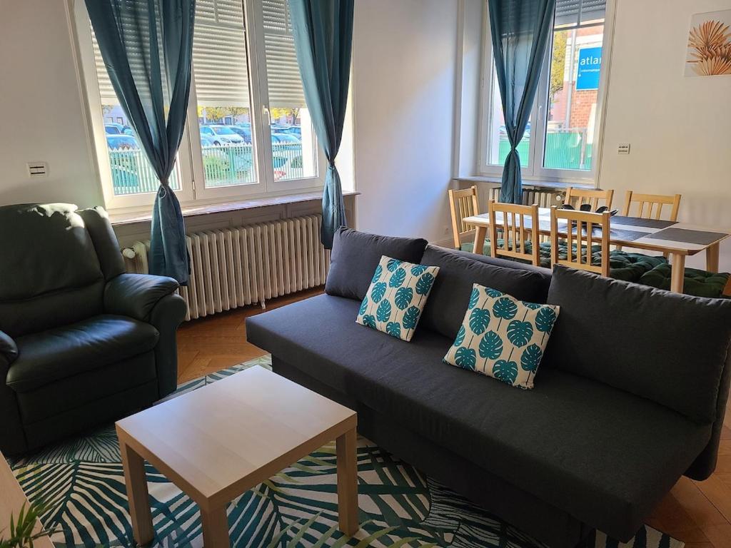 un salon avec un canapé et une table dans l'établissement L'Authentique - Mulhouse Centre, à Mulhouse