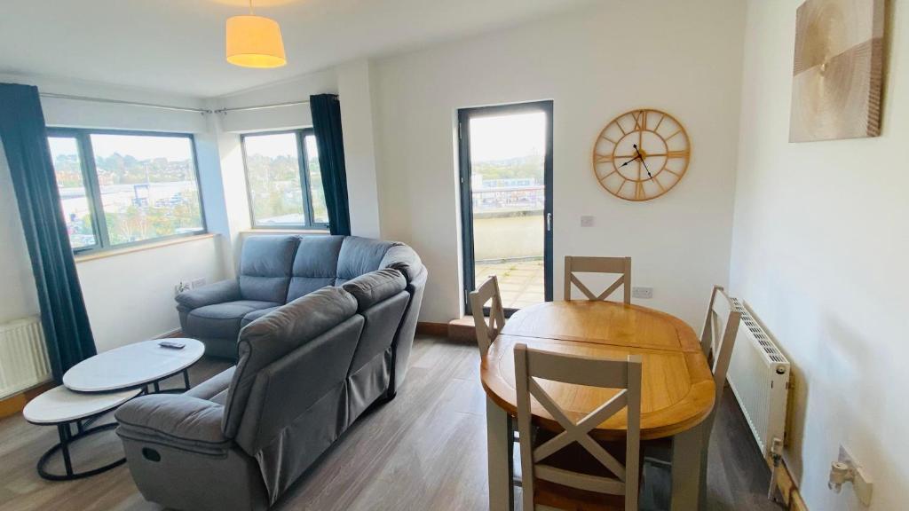 Posezení v ubytování Port House Letterkenny Wild Atlantic Apartments