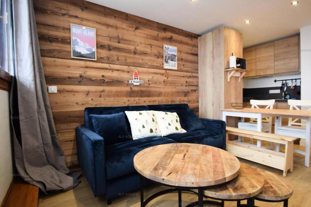 un salon avec un canapé bleu et une table dans l'établissement Résidence Les Aollets - Studio Cabine 4/5 pers - LES AOLLETS - Plagne Villages - WIFI MAE-6481, à La Plagne Tarentaise