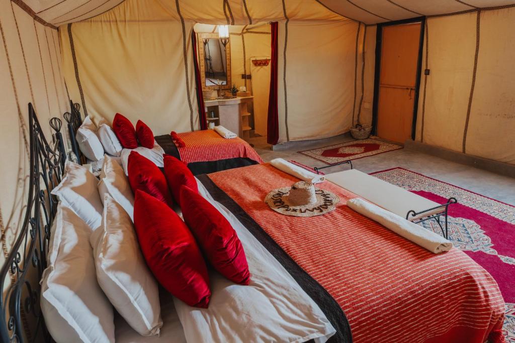 Postel nebo postele na pokoji v ubytování Tassili Luxury Desert Camp