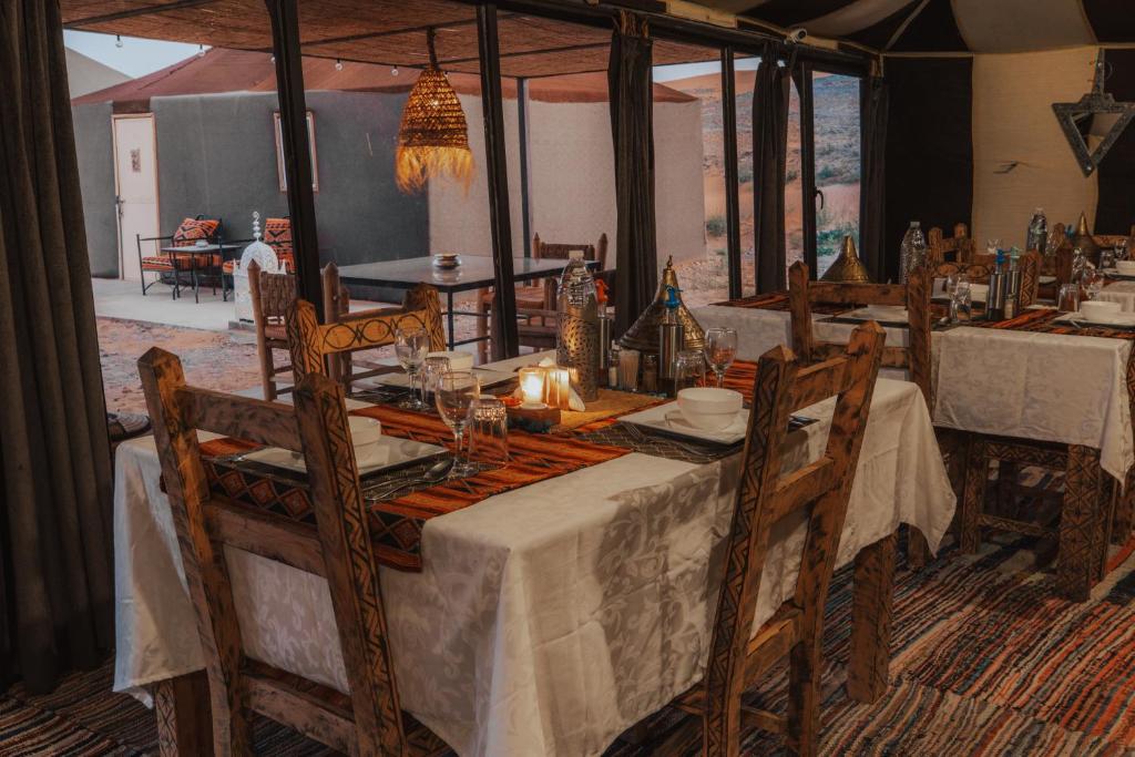 Restaurace v ubytování Tassili Luxury Desert Camp