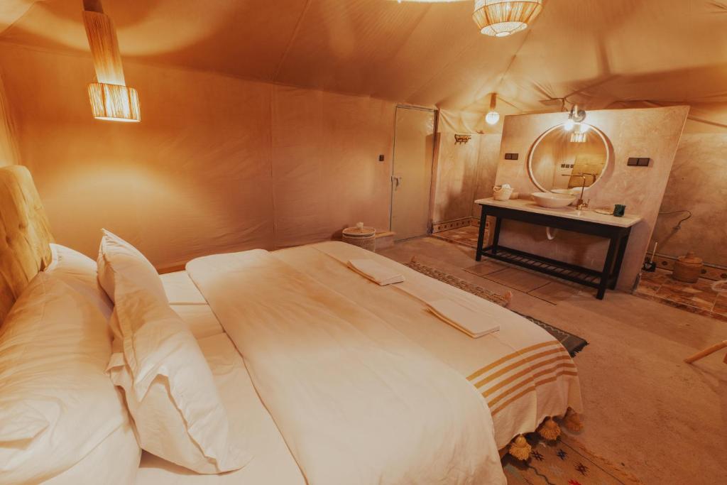 Postel nebo postele na pokoji v ubytování Tassili Luxury Desert Camp
