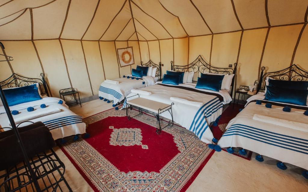 Postel nebo postele na pokoji v ubytování Tassili Luxury Desert Camp