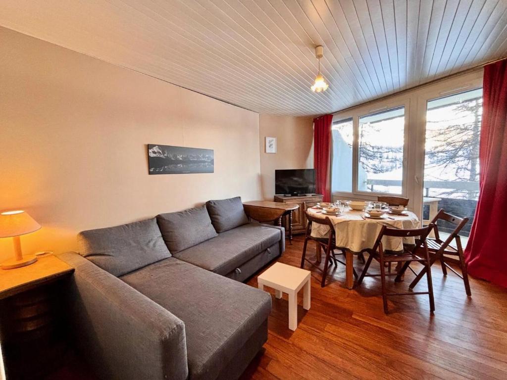 un salon avec un canapé et une table dans l'établissement Résidence Fibieres - T2 PIED DES PISTES, FIBIERES, VARS MAE-2431, à Vars