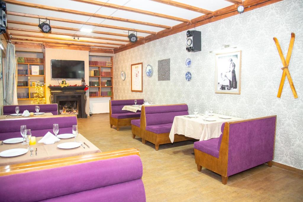 TV a/nebo společenská místnost v ubytování Edelweiss Hotel