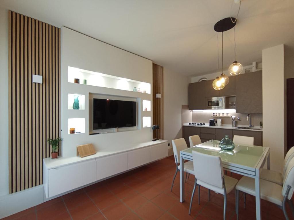 a kitchen and dining room with a table and chairs at Le Petit Nottolini in Lucca