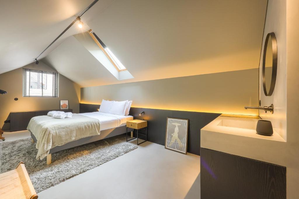 アヴェイロにあるCasa Beira Marの部屋にベッドと洗面台がある寝室