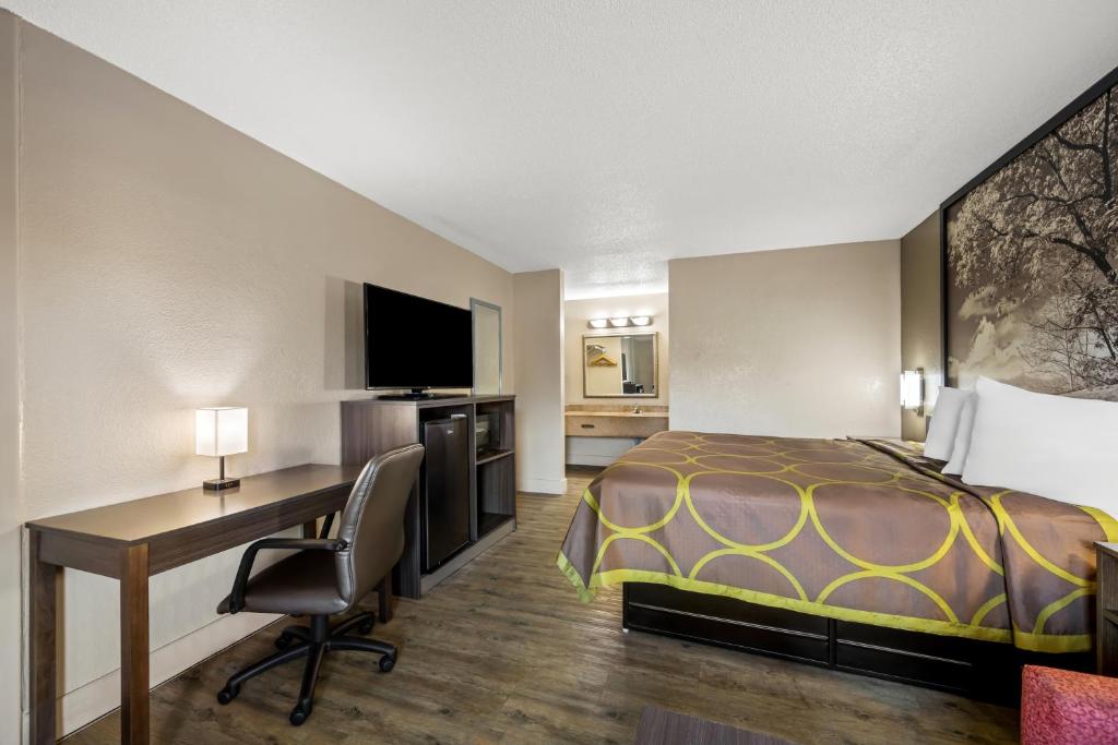 Super 8 by Wyndham Garysburg/Roanoke Rapids - Double Room With Two Double Beds - Non-Smoking
