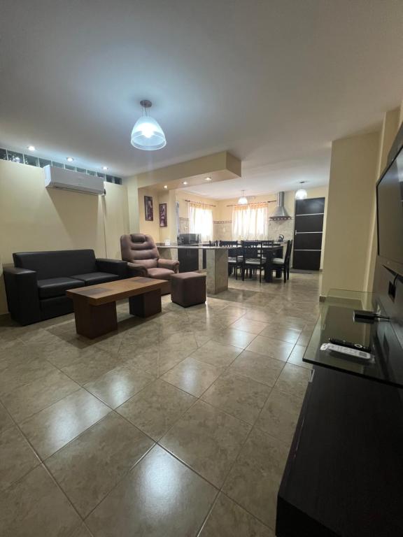 ein Wohnzimmer mit Sofa und Tisch in der Unterkunft El Encanto Jujuy 1 in San Salvador de Jujuy