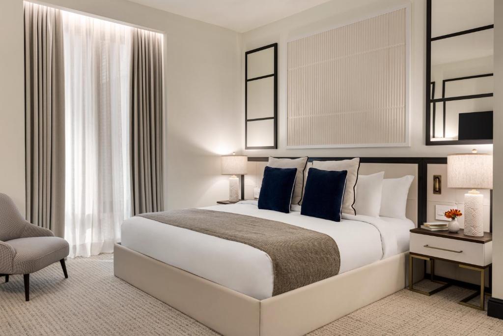 The Chemists Club Hotel - Deluxe King Room