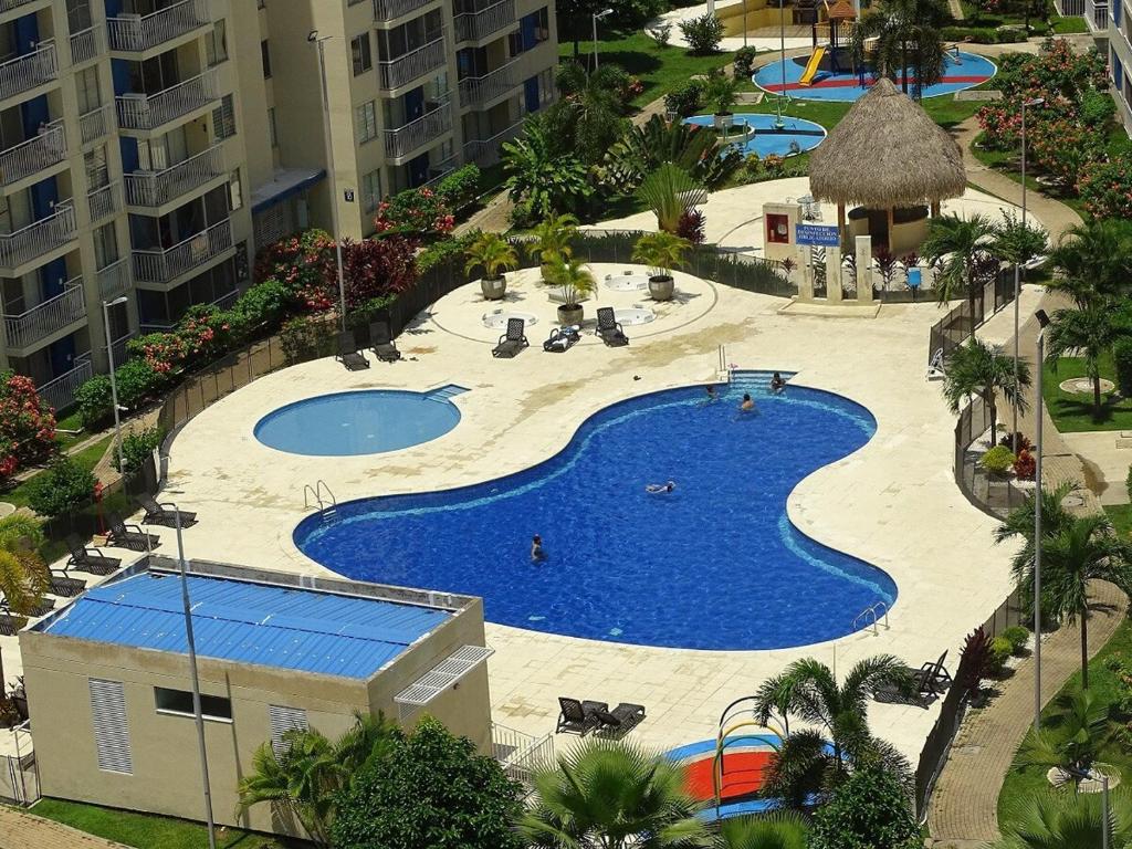 an overhead view of a swimming pool in a resort at Paz y Comodidad en Ricaurte, a 10 Min de Girardot in Ricaurte
