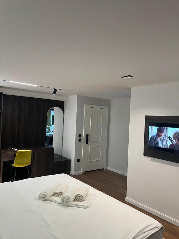 TV a/nebo společenská místnost v ubytování Hotel Europa Prishtina