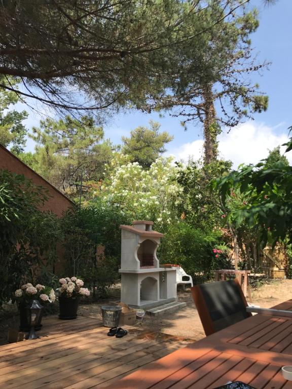 une cour avec un poêle à bois dans la cour dans l'établissement Mini villa avec jardin, à Borgo