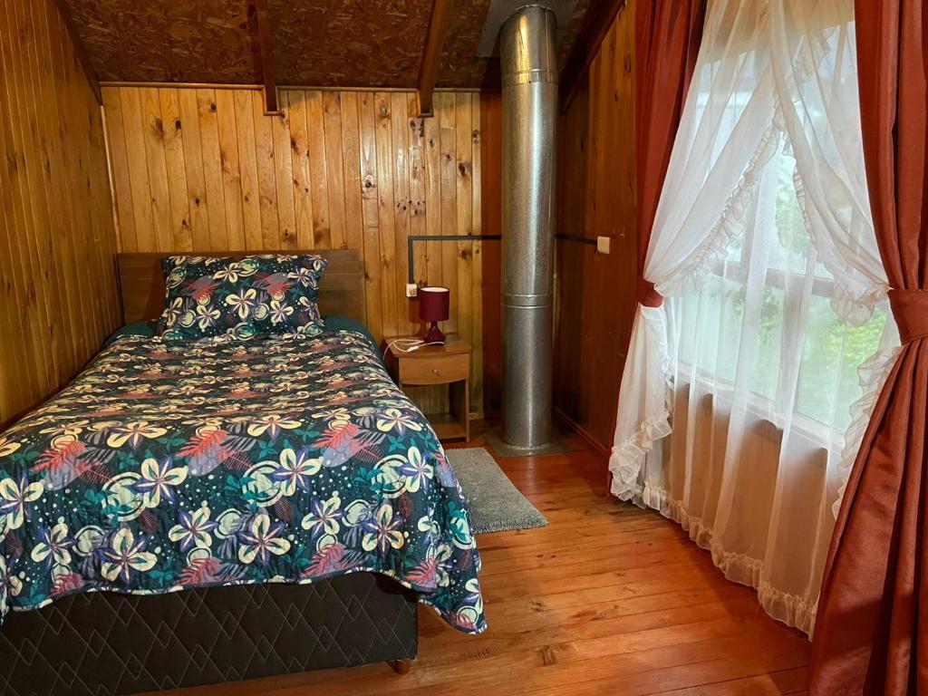 En eller flere senge i et værelse på Cabaña Pangue Hornopirén