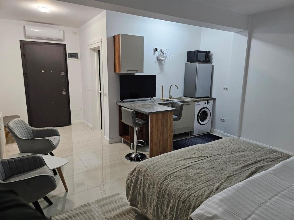 Η κουζίνα ή μικρή κουζίνα στο visitor's house 4