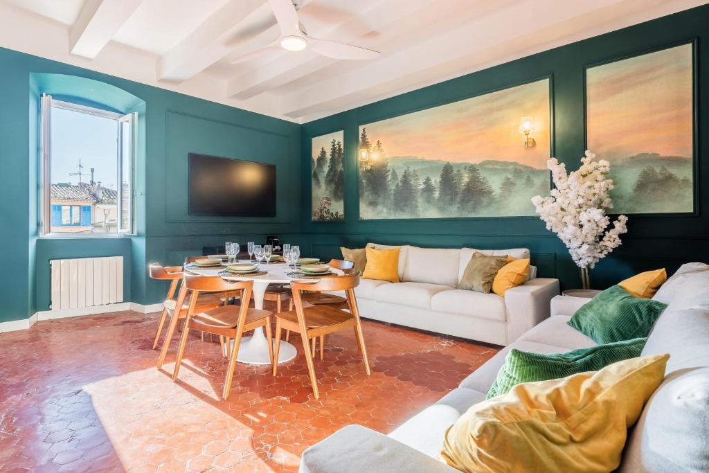 un salon avec une table et un canapé dans l'établissement Escale Capucines - 3 chambres doubles 95 m2 décoré chic et élégant idéal groupes, à La Ciotat