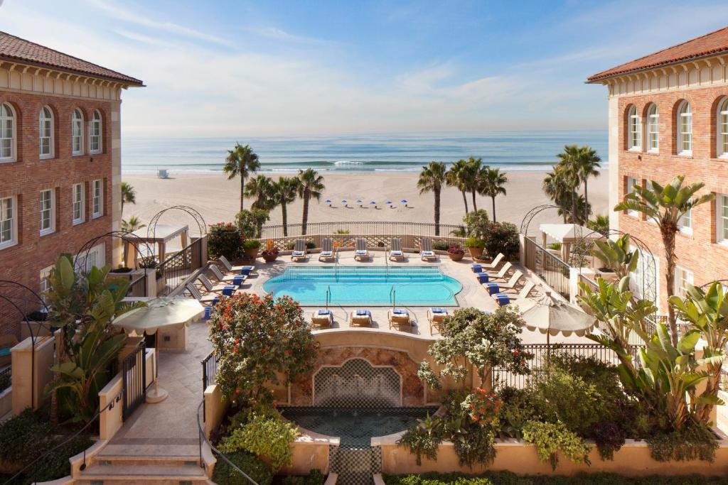 eine Luftansicht eines Hotels mit Pool und Strand in der Unterkunft Casa Del Mar in Los Angeles