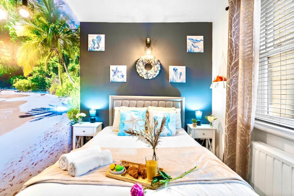 Stylish 1-Bedroom Apartment near Beach - Brighton في برايتون أند هوف: غرفة نوم بها سرير عليه صينية طعام