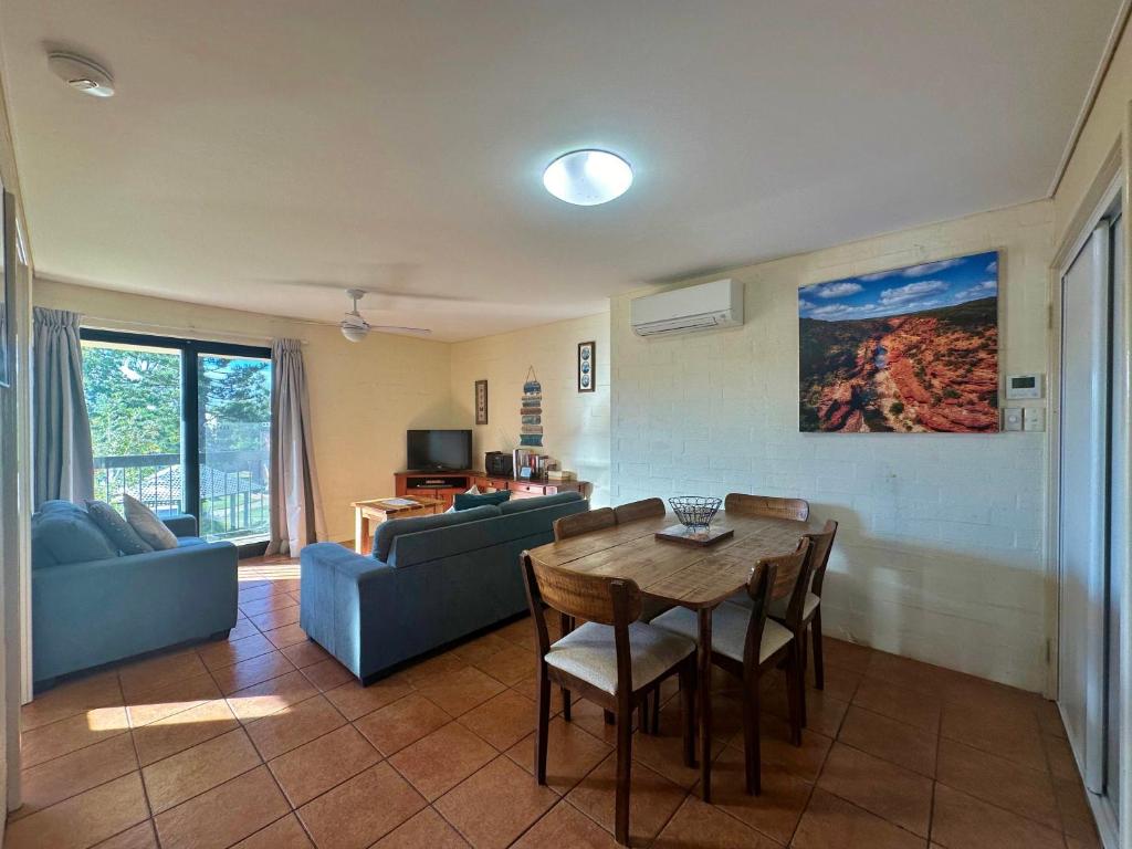 ein Wohnzimmer mit Tisch und Couch in der Unterkunft Riverview Holiday Apartment 53 - Kalbarri, WA in Kalbarri
