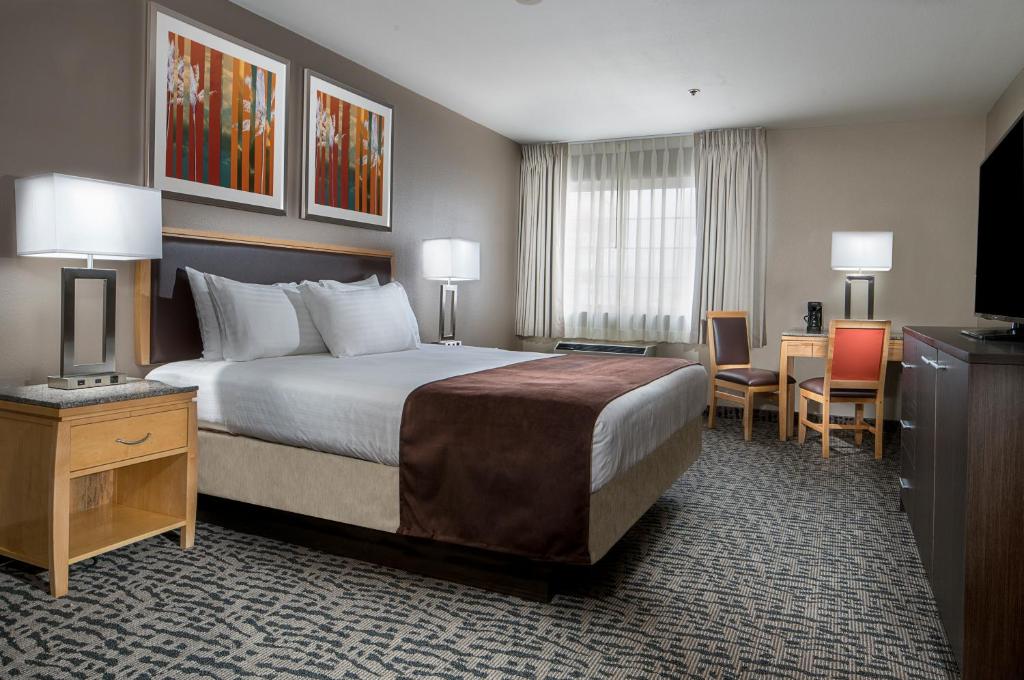 Arizona Charlie's Decatur - Meadows Deluxe Room 1 King