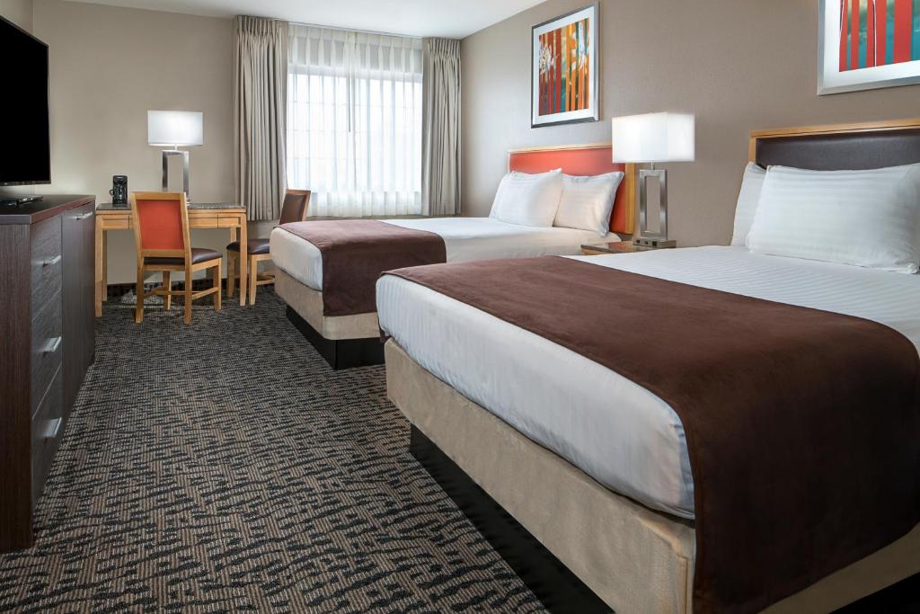 Arizona Charlie's Decatur - Meadows Deluxe Room 2 Queens