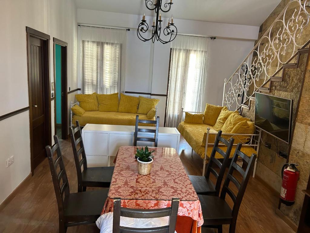un soggiorno con tavolo, sedie e divano di Apartamentos Gerena 5 B primero a Gerena