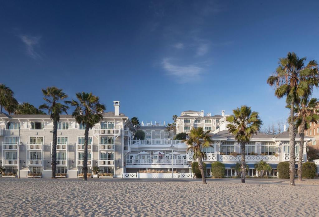 un grand bâtiment blanc avec des palmiers devant lui dans l'établissement Shutters On The Beach, à Los Angeles