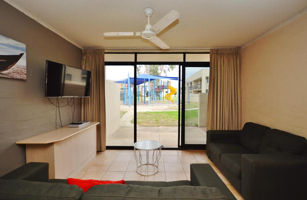 Μια τηλεόραση ή/και κέντρο ψυχαγωγίας στο Riverview Holiday Apartment 108 - Kalbarri WA