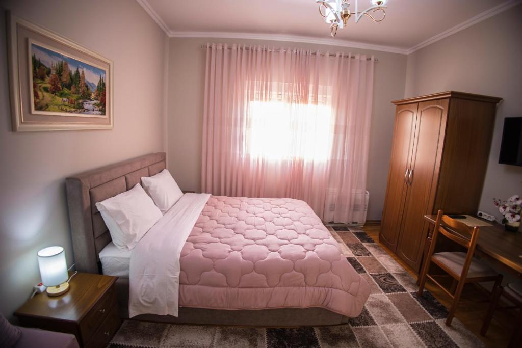 Postel nebo postele na pokoji v ubytování Vila Visi Hotel