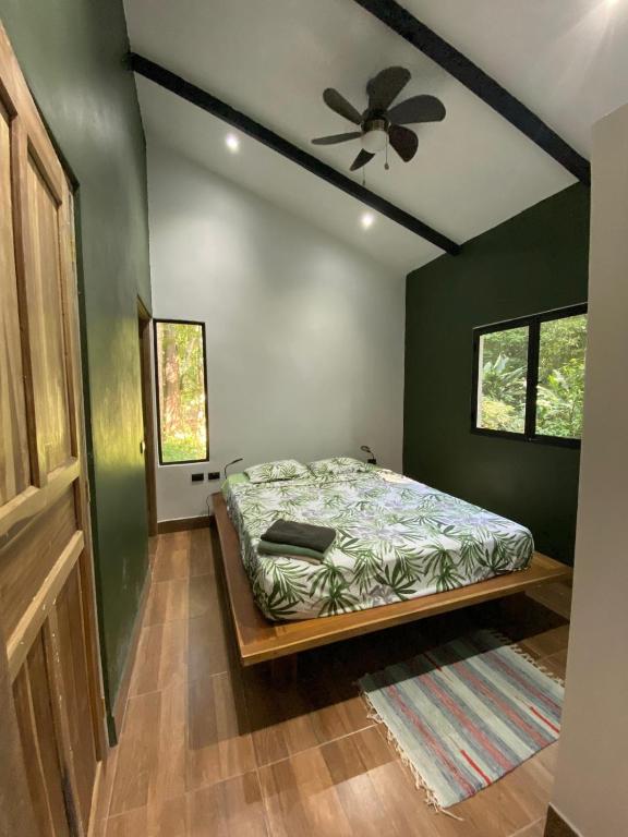 Postel nebo postele na pokoji v ubytování Finca Ardilla Jungle Lodge
