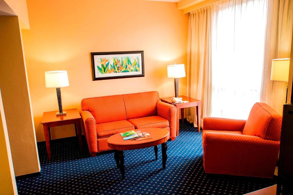 Posezení v ubytování Courtyard by Marriott San Juan Miramar