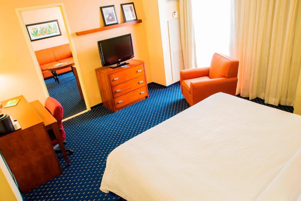 TV a/nebo společenská místnost v ubytování Courtyard by Marriott San Juan Miramar