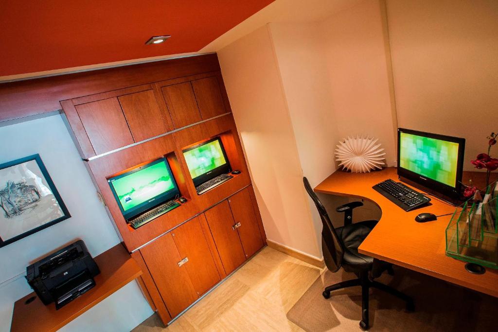 TV a/nebo společenská místnost v ubytování Courtyard by Marriott San Juan Miramar