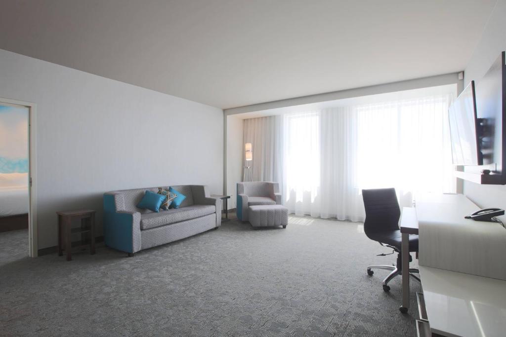 Posezení v ubytování Courtyard by Marriott Montreal Brossard