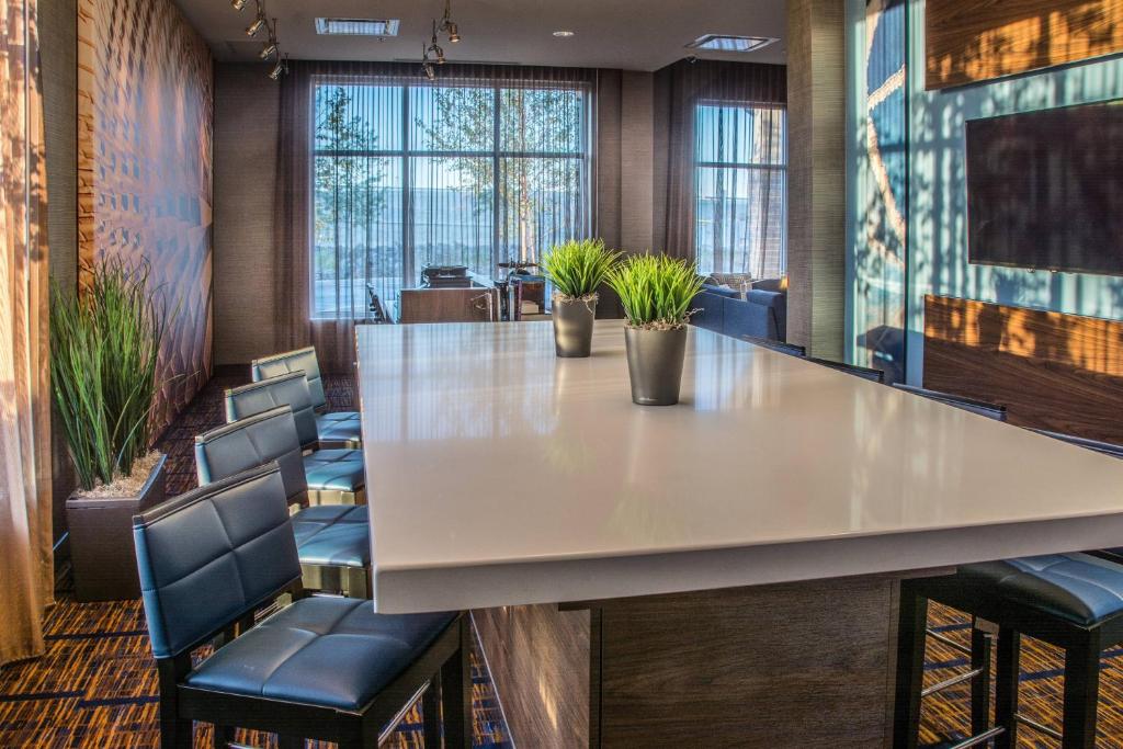 Courtyard by Marriott Winnipeg Airport - Resim 21