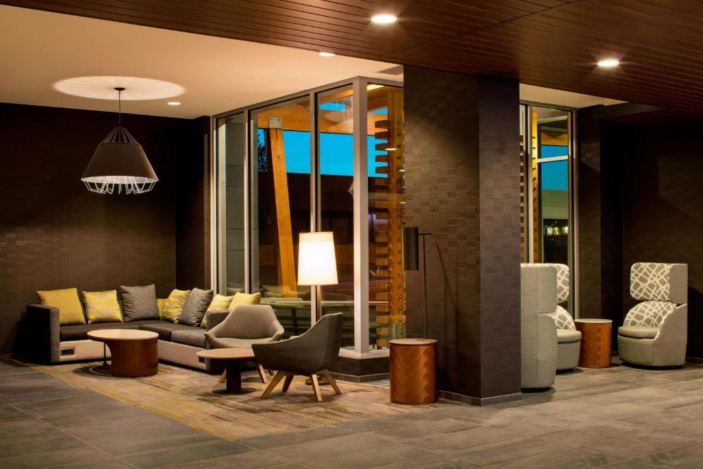 Posezení v ubytování Courtyard by Marriott Prince George