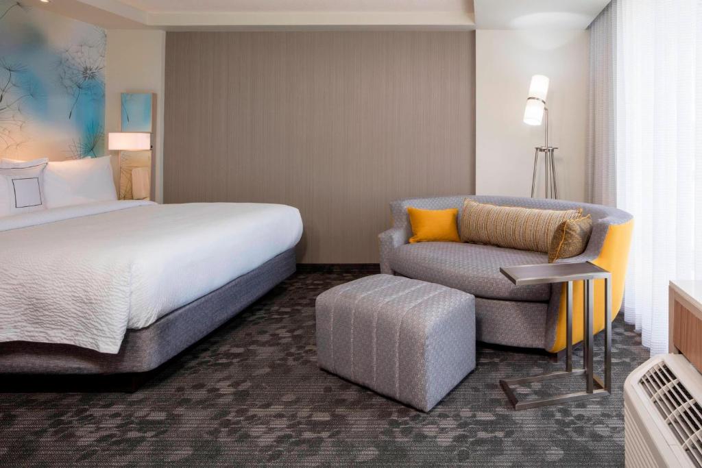 Postel nebo postele na pokoji v ubytování Courtyard by Marriott Prince George