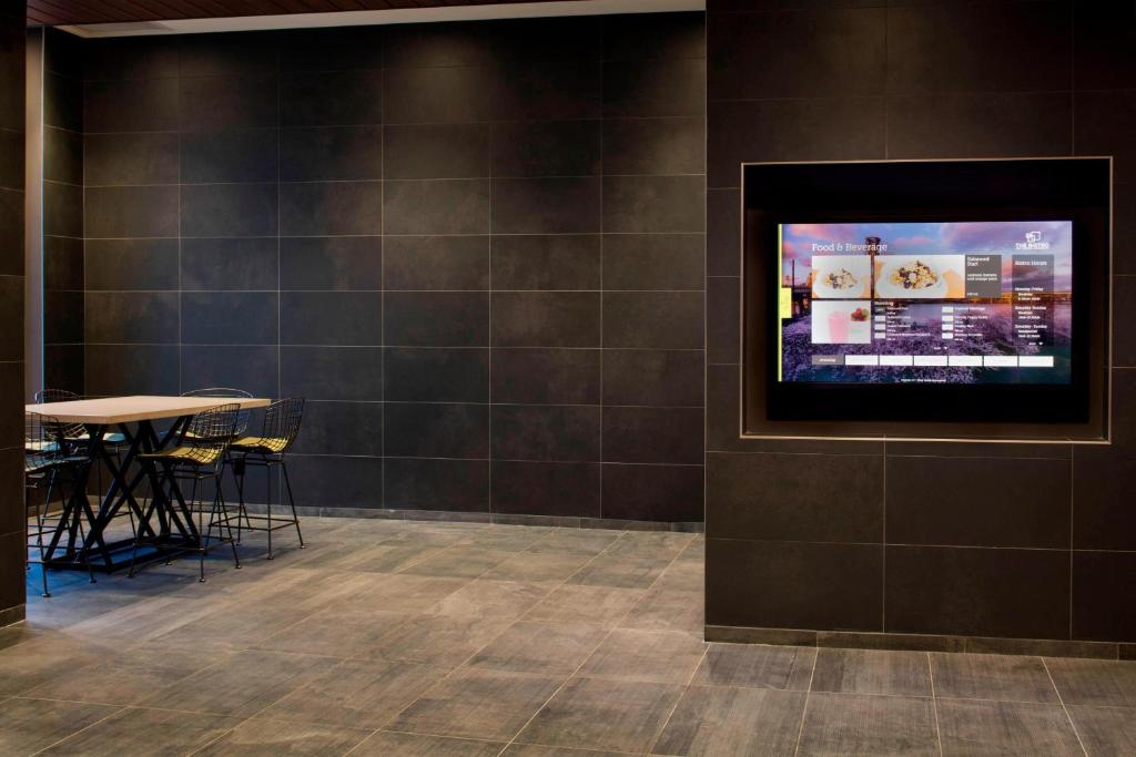 TV a/nebo společenská místnost v ubytování Courtyard by Marriott Prince George