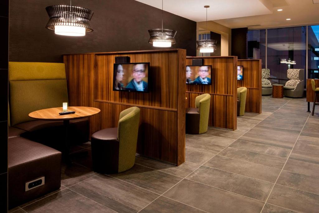 TV a/nebo společenská místnost v ubytování Courtyard by Marriott Prince George