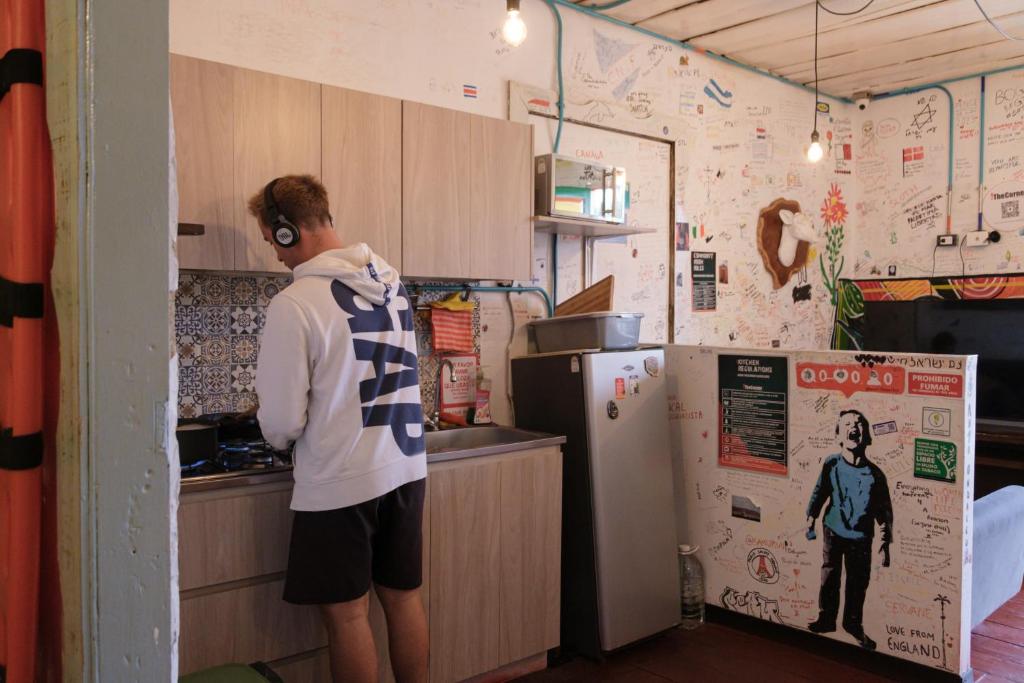 Cucina o angolo cottura di The Corner House Hostel