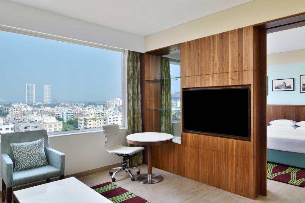 TV a/nebo společenská místnost v ubytování Fairfield by Marriott Kolkata