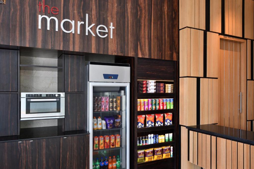 Supermarket nebo jiné obchody v  hotelu nebo okolí