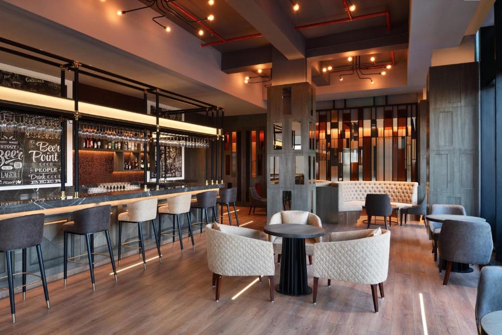 Lounge nebo bar v ubytování Fairfield by Marriott Kolkata