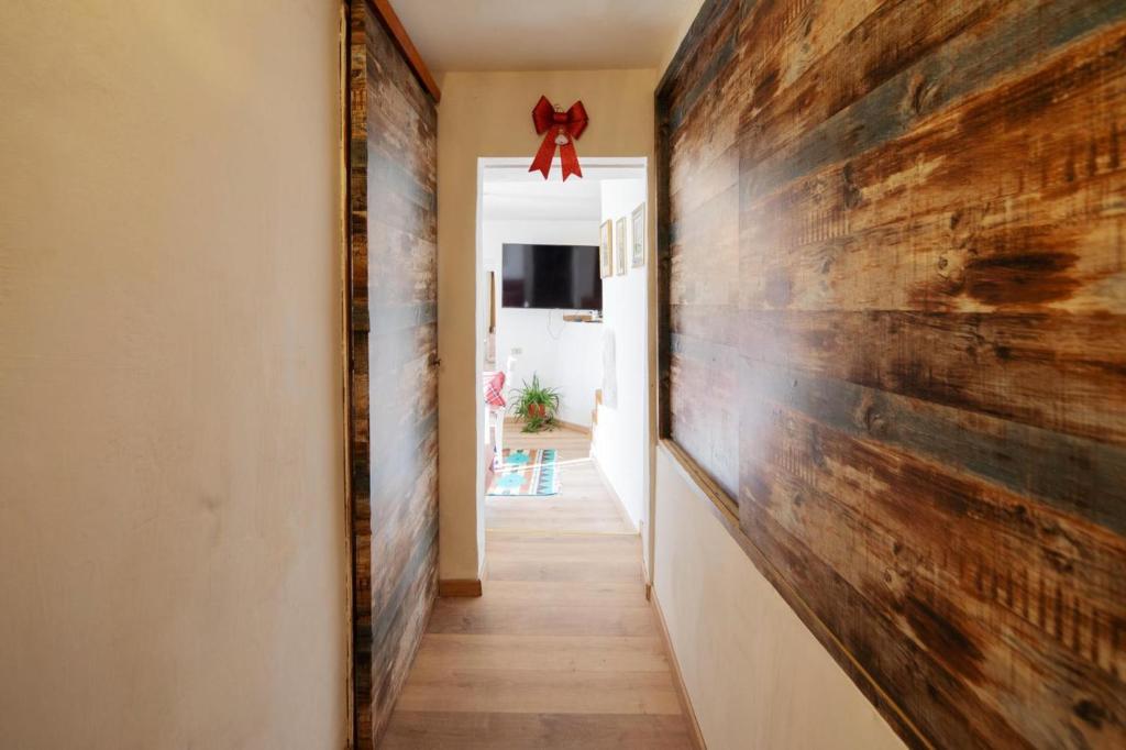 TV a/nebo společenská místnost v ubytování Relais Marmore con Jacuzzi per due persone