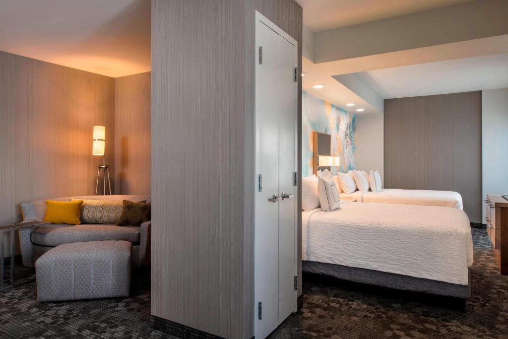 Postel nebo postele na pokoji v ubytování Courtyard by Marriott Calgary South
