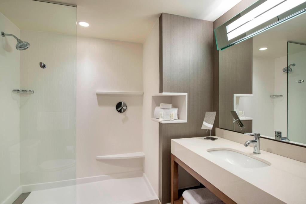 Koupelna v ubytování Courtyard by Marriott Calgary South