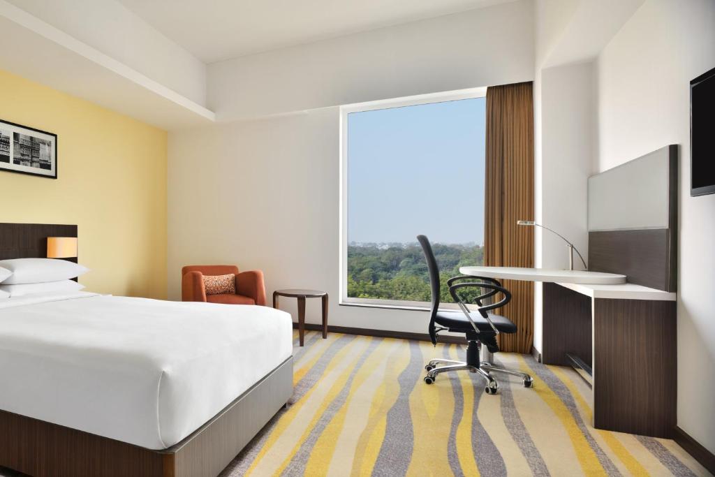 Postel nebo postele na pokoji v ubytování Fairfield by Marriott Ahmedabad