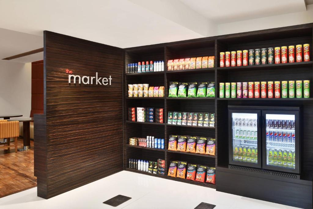 Supermarket nebo jiné obchody v  hotelu nebo okolí