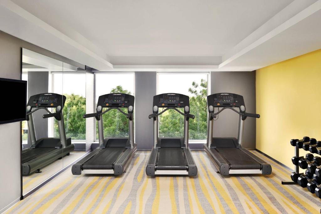 Fitness centrum a/nebo fitness zařízení v ubytování Fairfield by Marriott Ahmedabad