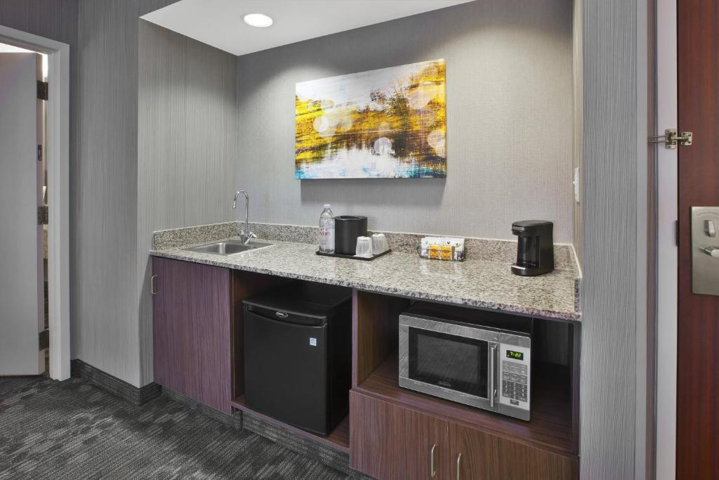 Kuchyň nebo kuchyňský kout v ubytování Courtyard by Marriott Somerset